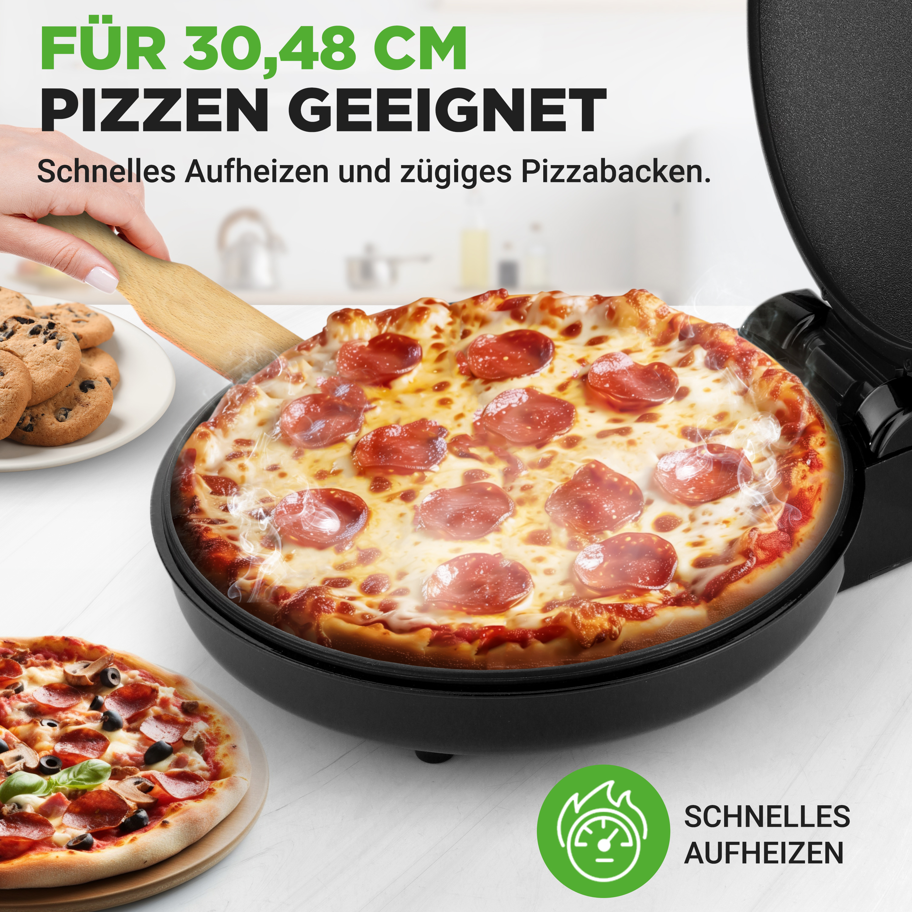 Eine Person benutzt einen Holzspatel, um eine dampfende Pepperonipizza aus einem Pizzamaker zu nehmen.
