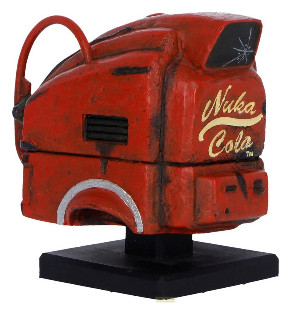 Eine rote Nuka-Cola-Figur mit Verzierungen und einem schwarzen Sockel.