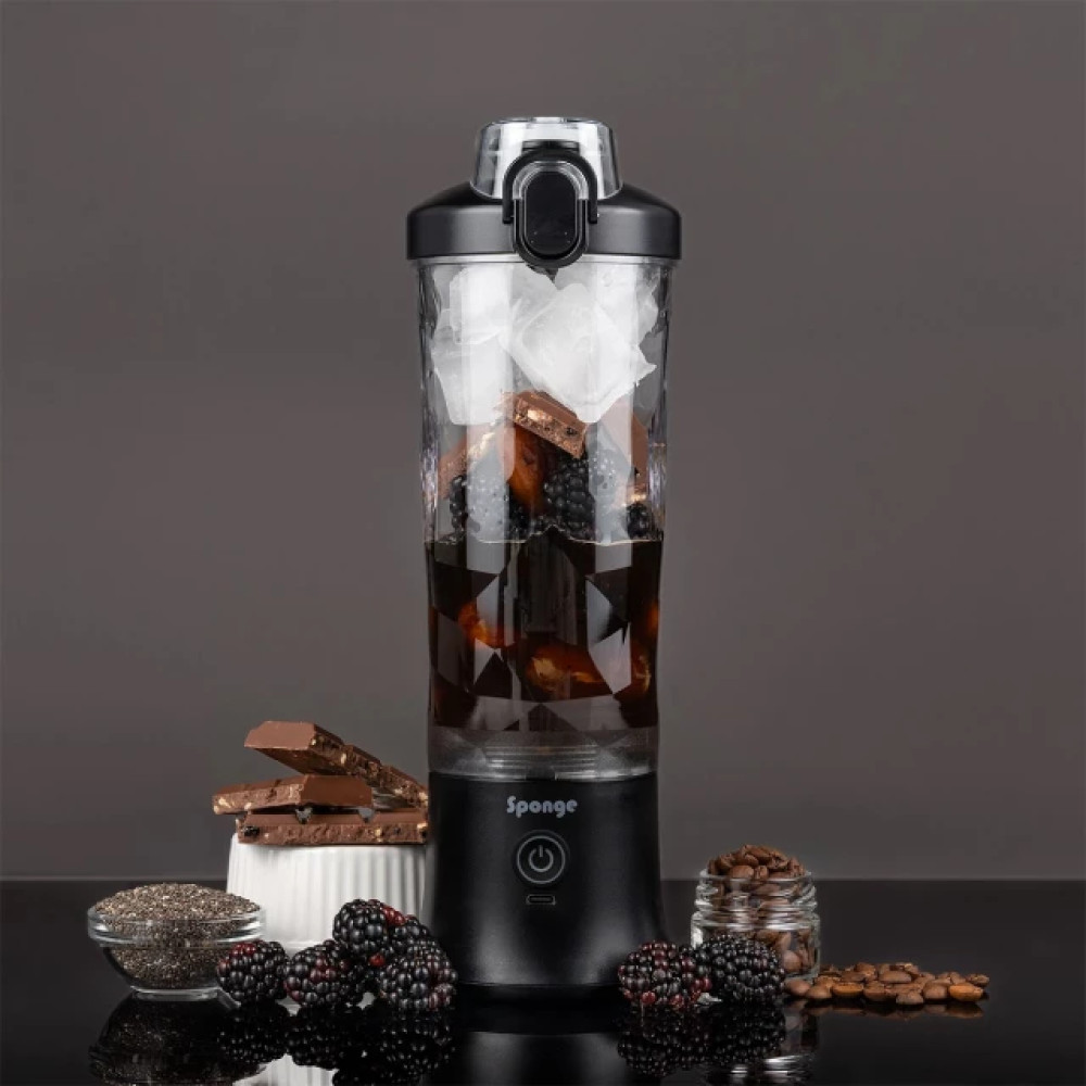Przenośny blender z lodem, jeżynami, batonami czekoladowymi i kawą. Składniki na czarnym stole.