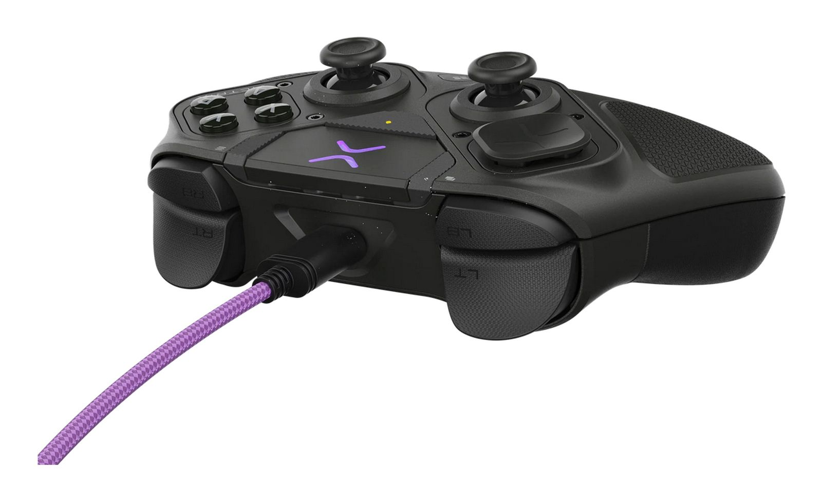 Ein schwarzer Gaming-Controller mit einem lila USB-Kabel, der auf weißem Hintergrund steht.