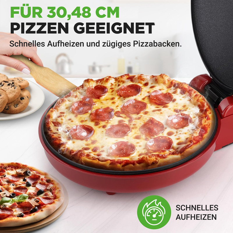 Ein roter Pizzamaker mit fertiger Pizza und eine zweite Pizza daneben.