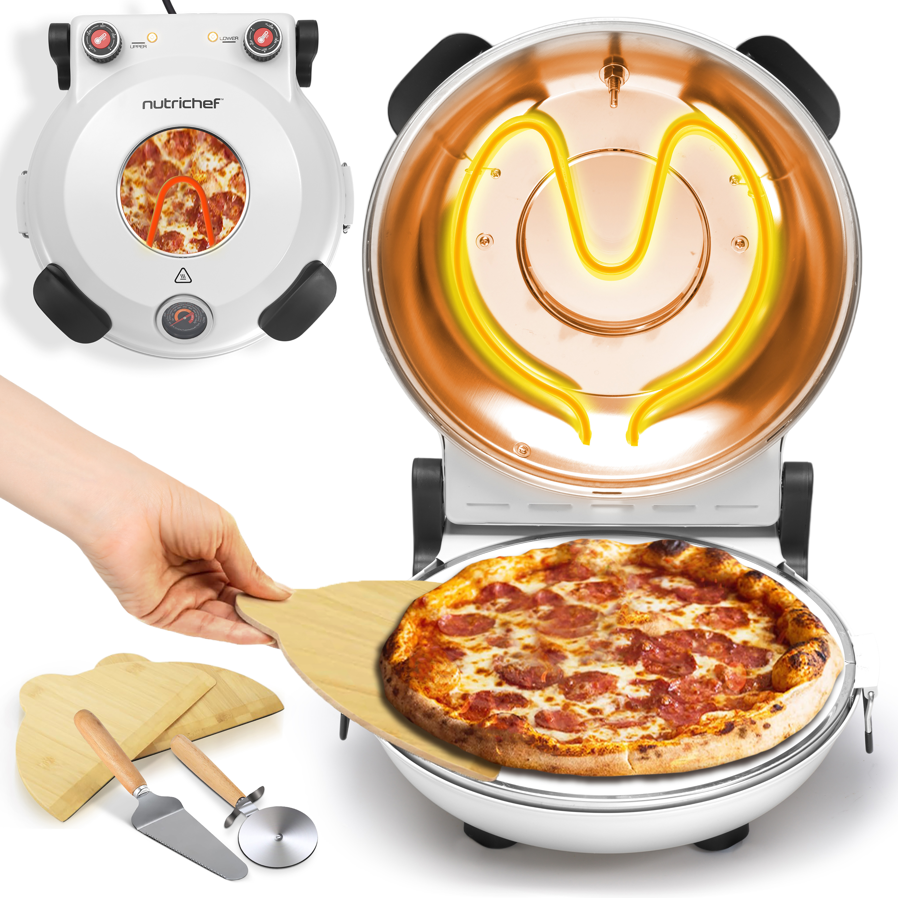 Eine Hand hebt eine Pizza aus einem runden Ofen. Ein Pizzaschneider und Holzschieber sind daneben.