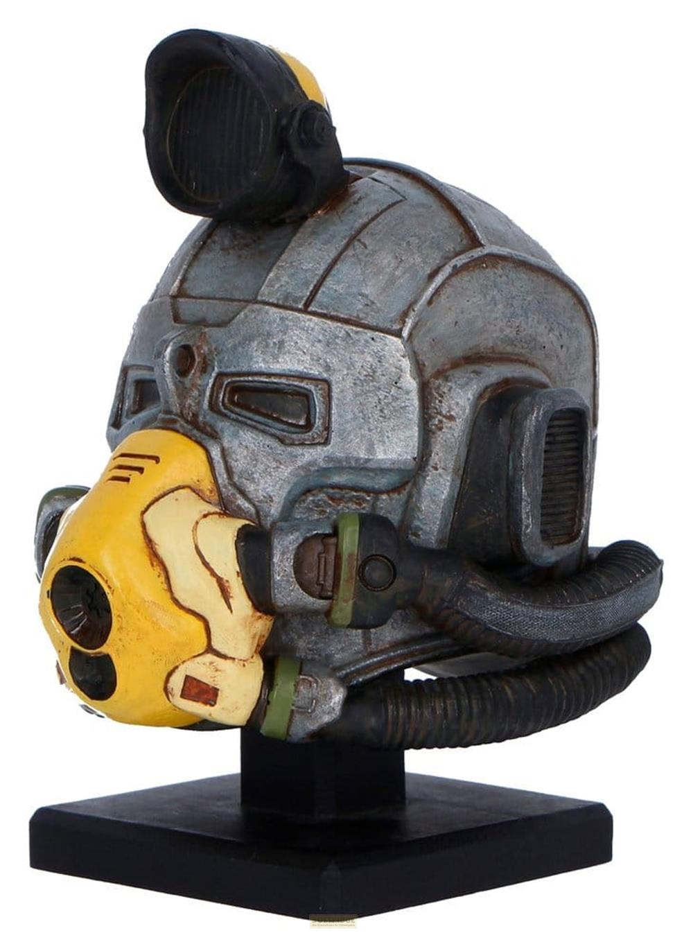 Ein detailreicher Helm mit gelbem Mundstück, grauer Metalloberfläche und schwarzem Licht.