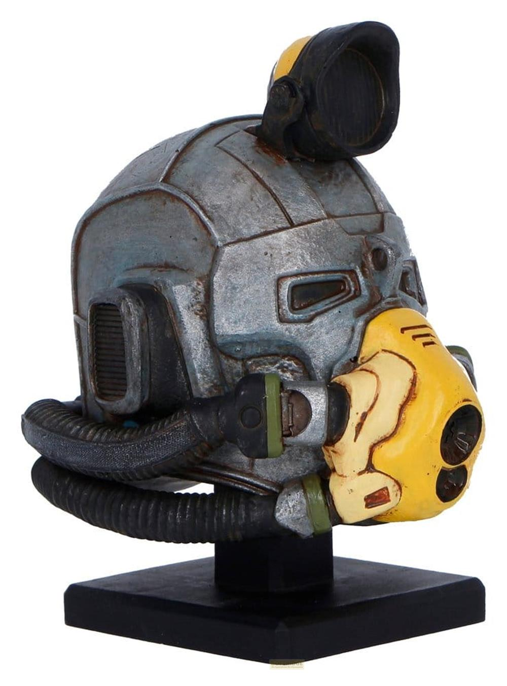 Eine graue, verwitterte Maske mit gelbem Mundstück und schwarzem Schlauch.