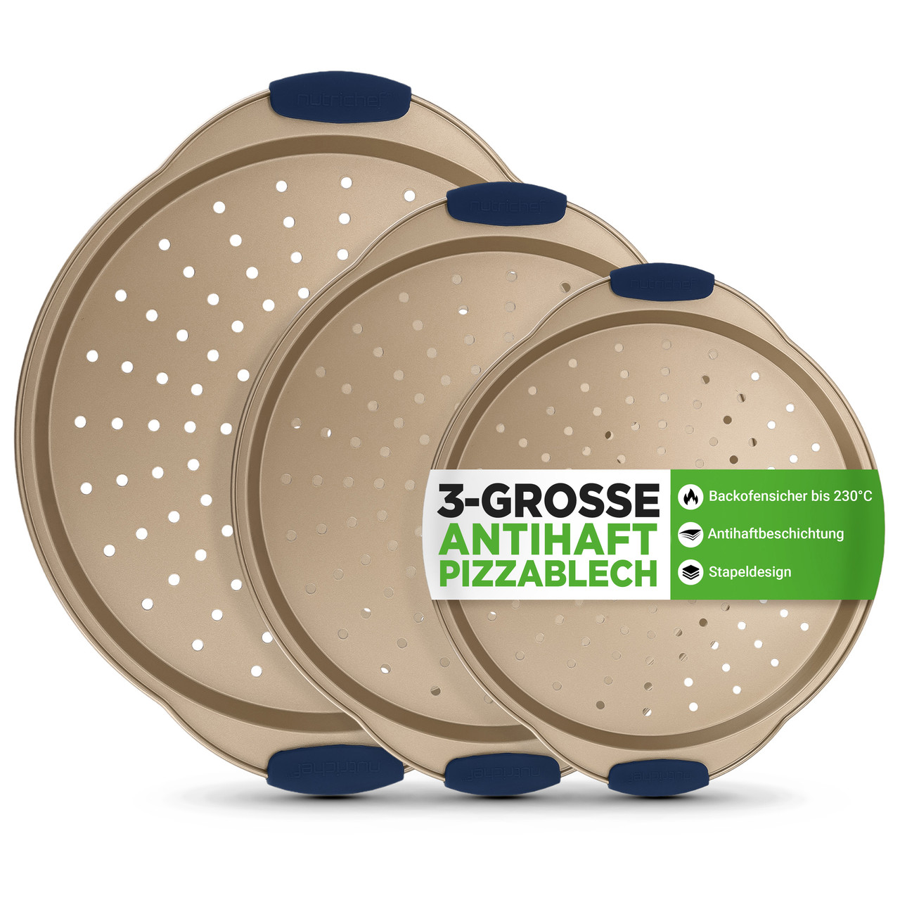 Drei goldfarbene Pizzableche mit Löchern und blauen Griffen, gestapelt.