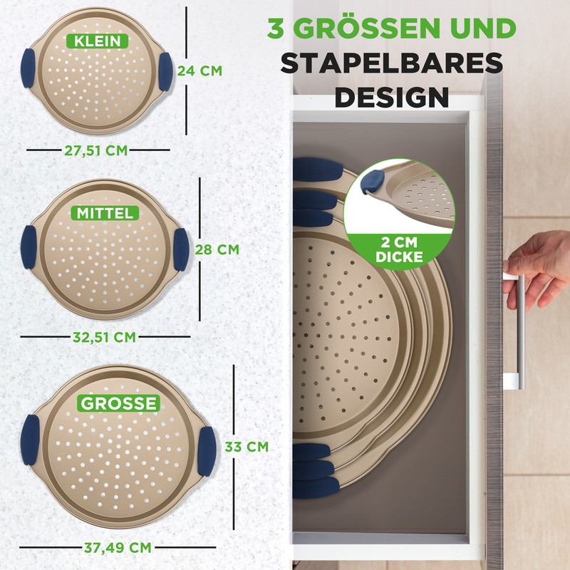 Drei verschieden große, stapelbare Siebe in Beige mit blauen Griffen.