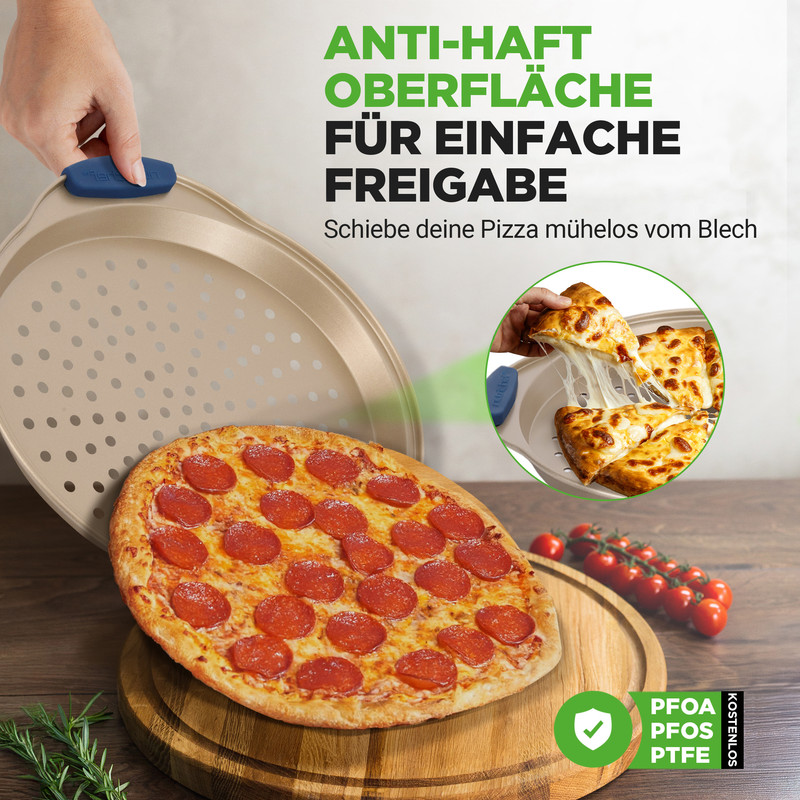 Eine runde Pizza mit Peperoni wird auf einem Pizzaschieber präsentiert.