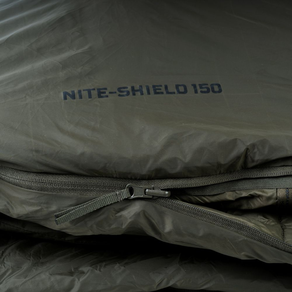 Ein grüner Schlafsack mit offenem Reißverschluss und der Aufschrift NITE-SHIELD 150.