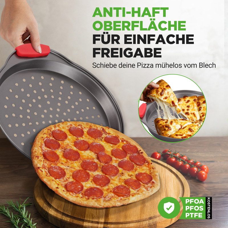 Eine Pepperoni-Pizza auf einem Pizzablech mit Löchern, daneben Kirschtomaten.