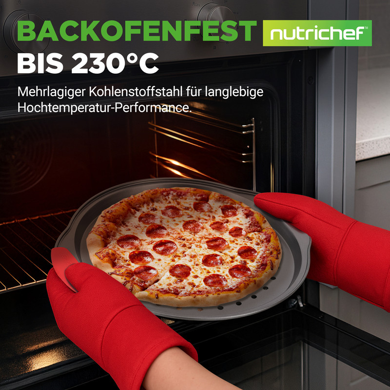 Rote Ofenhandschuhe nehmen eine Pizza aus einem Ofen.