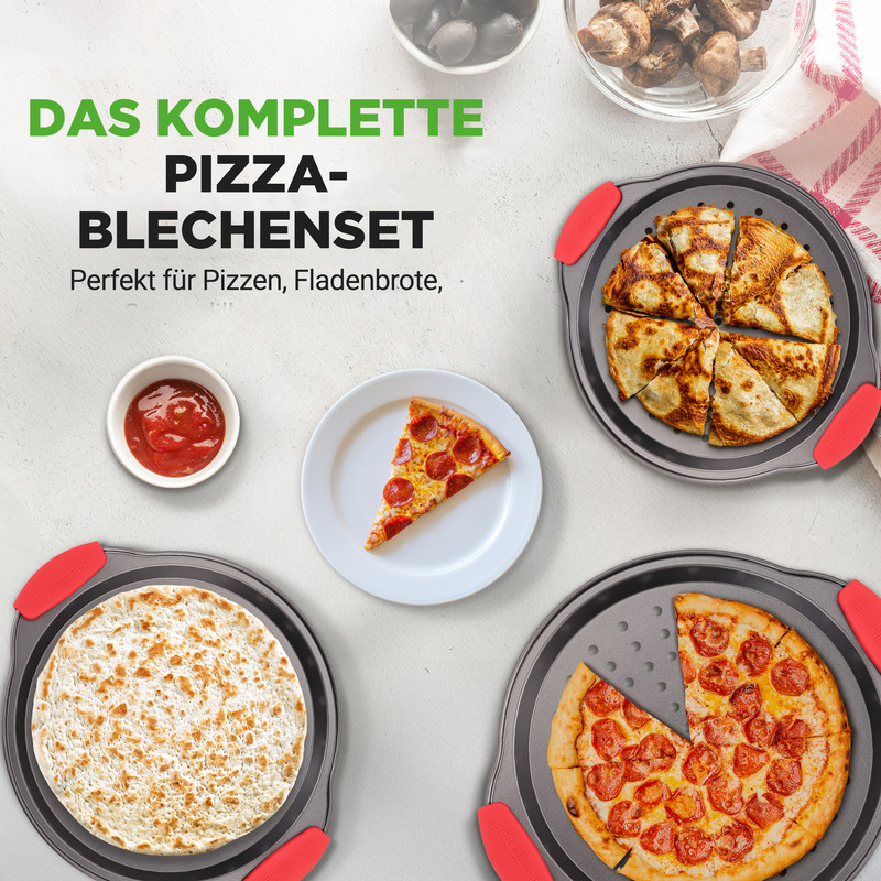 Ein vollständiges Pizza-Blech-Set mit Pizzas, Fladenbroten, einer Schüssel Ketchup und Pilzen.