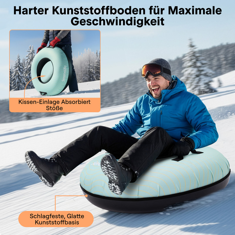 Ein Mann fährt mit einem aufblasbaren Schlitten einen verschneiten Hang hinunter.