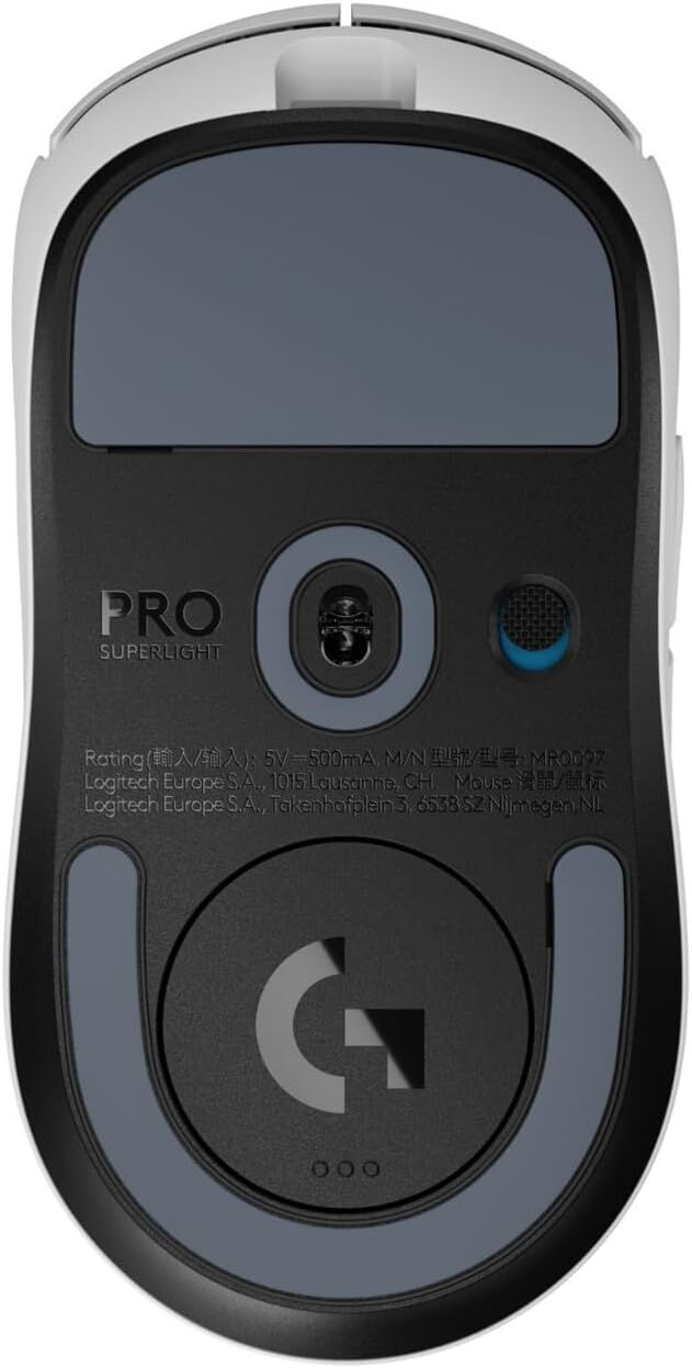 Parte inferiore di un mouse Logitech PRO SUPERLIGHT bianco e nero con testo e loghi.