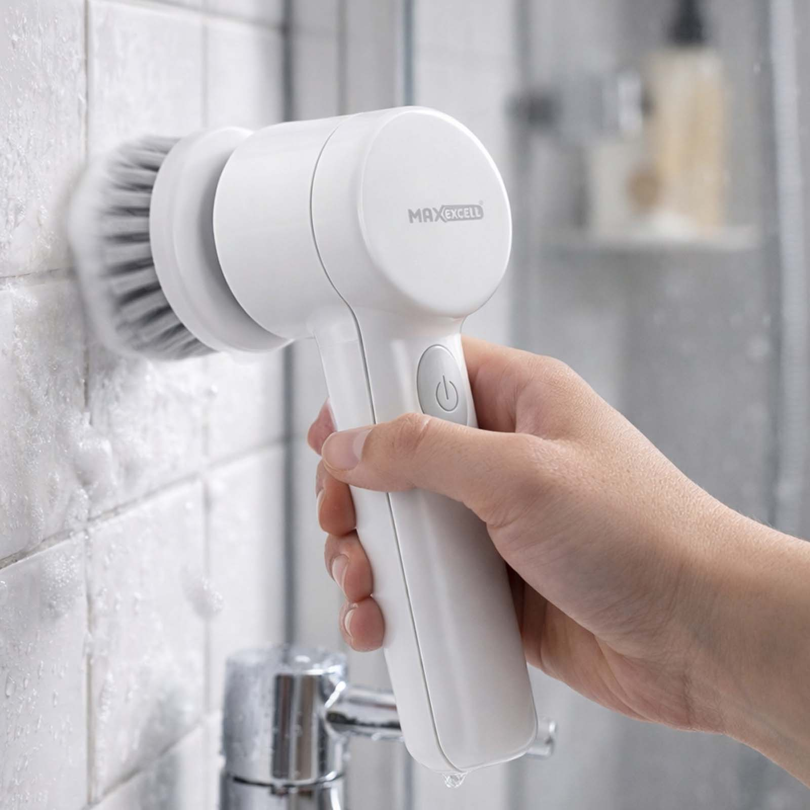 Eine weiße elektrische Bürste reinigt eine weiße gekachelte Wand.