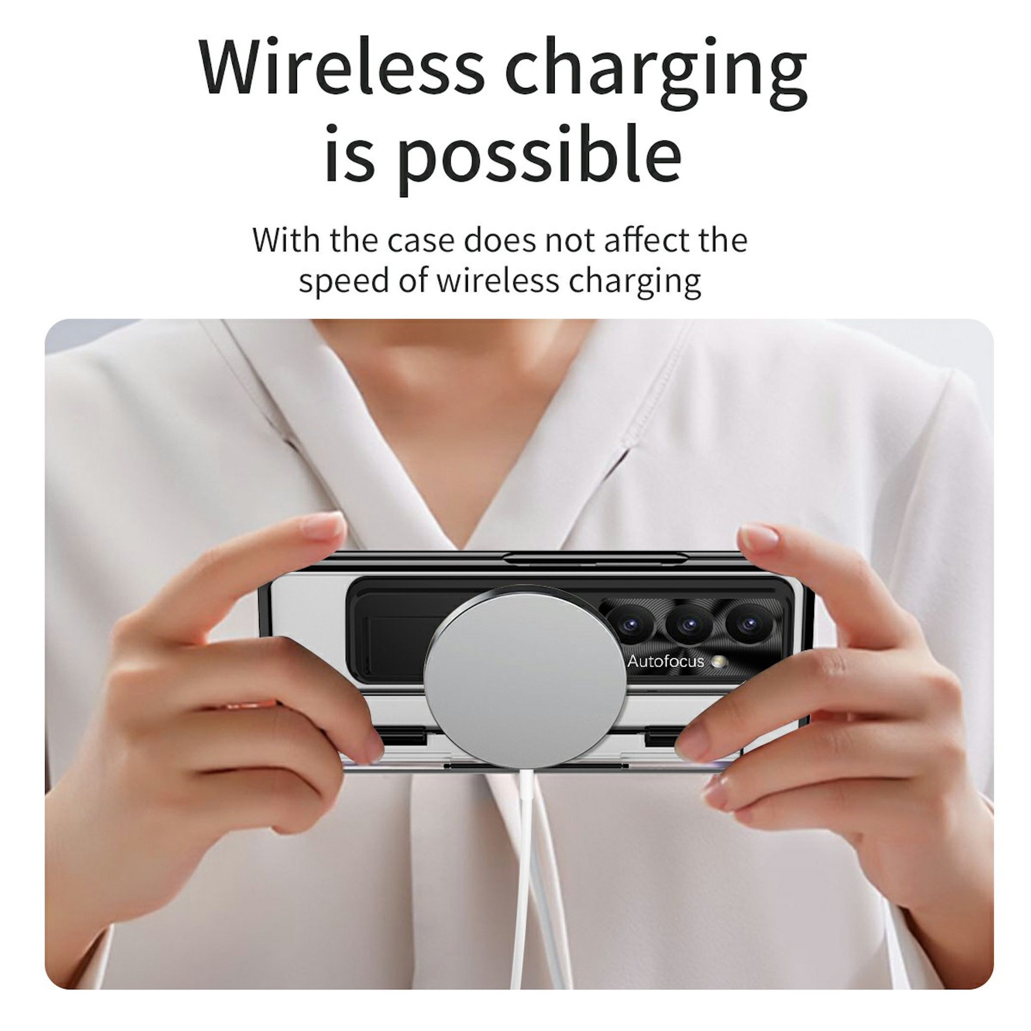 Eine Person hält ein Smartphone mit einer runden Ladestation, das drahtlos geladen wird.