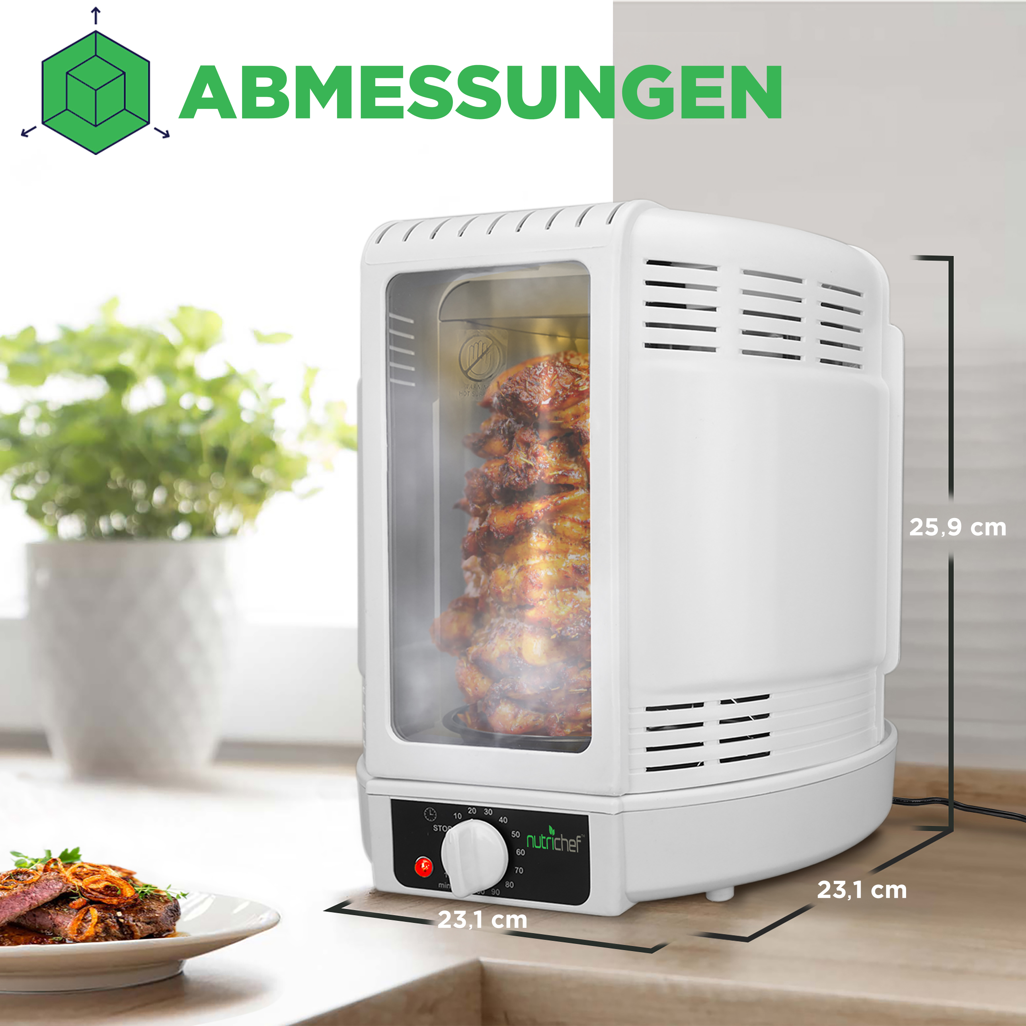 Ein weißer Drehspießgrill mit Fleisch und Maßen. Links daneben ein Teller mit Steak.