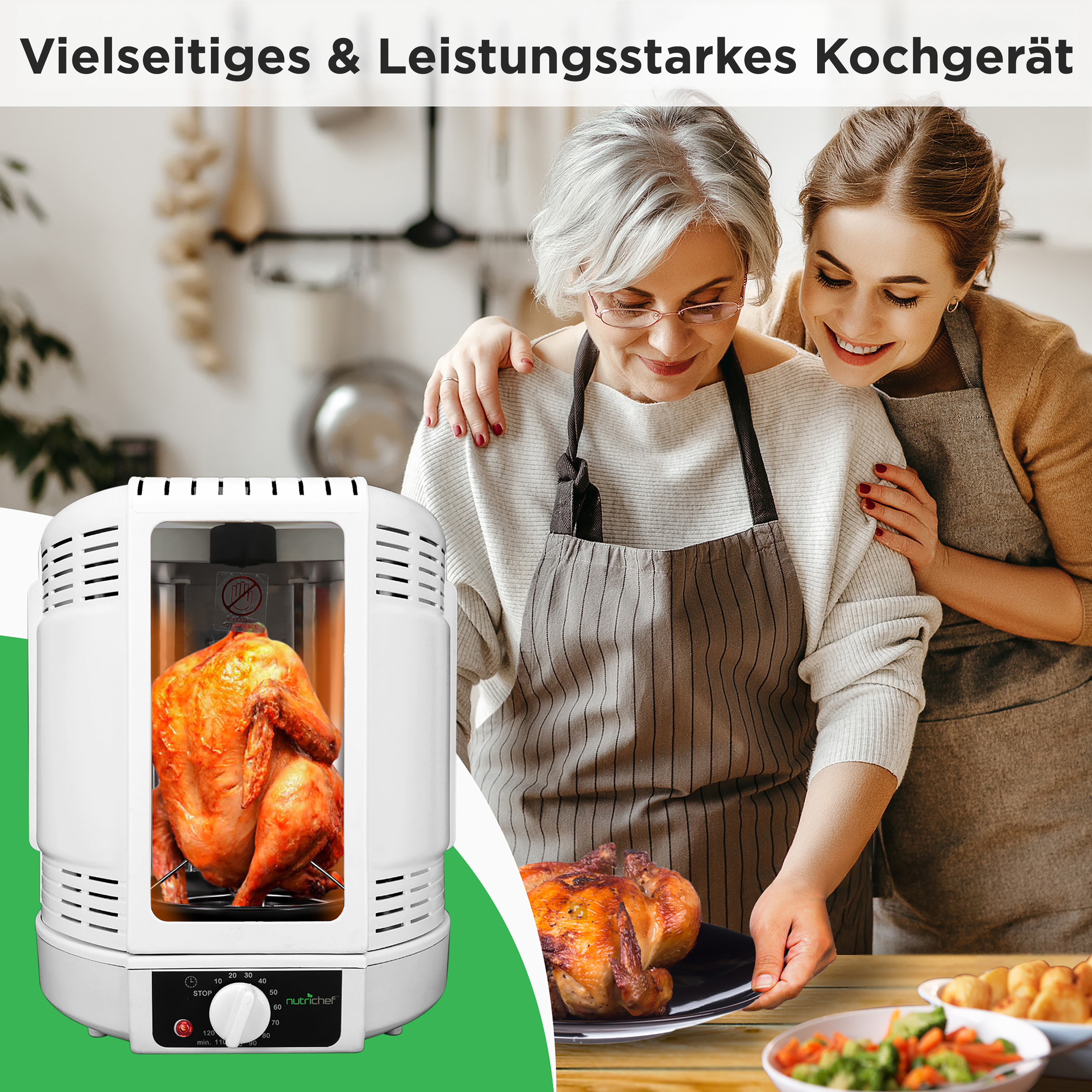 Ein Brathähnchen wird in einem weißen Drehgrill zubereitet, daneben zwei Frauen in Schürzen.