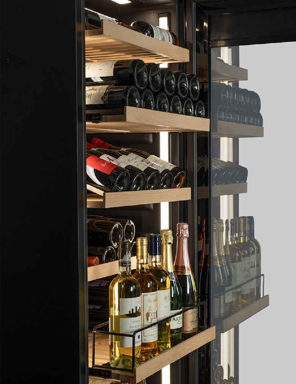 Ein Weinkühlschrank mit Regalen, gefüllt mit verschiedenen Flaschen Wein und Champagner.
