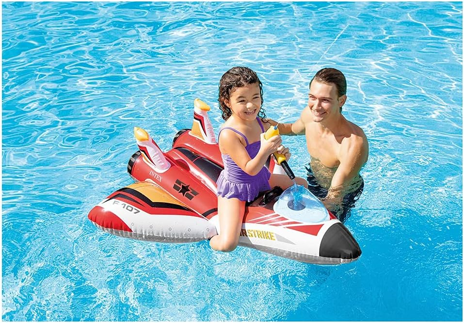 Ein Mann und ein Mädchen planschen auf einem roten Flugzeug-Schwimmtier im Pool.
