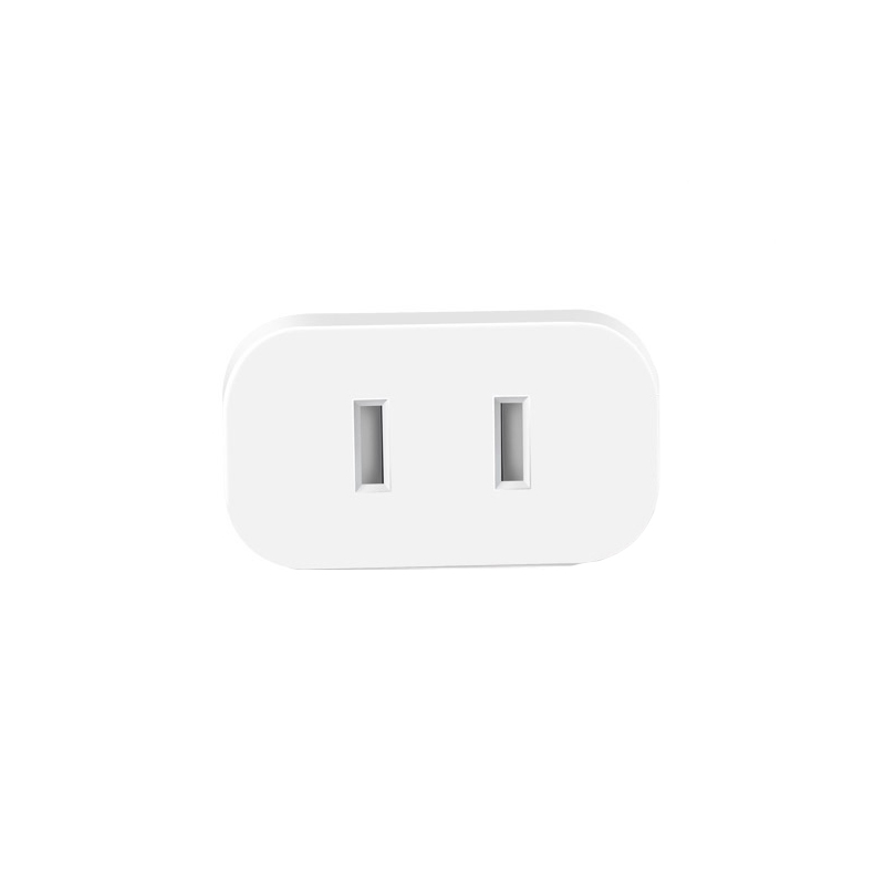 Ein weißer Steckeradapter mit zwei Schlitzen auf weißem Hintergrund.