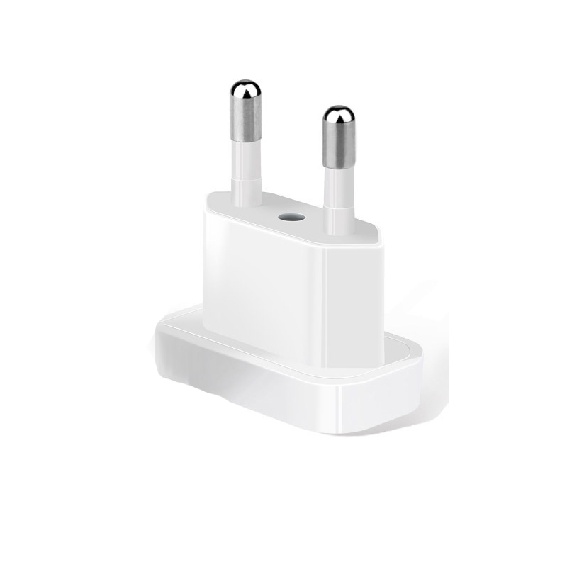 Ein weißer EU-Stecker mit zwei silbernen Stiften.