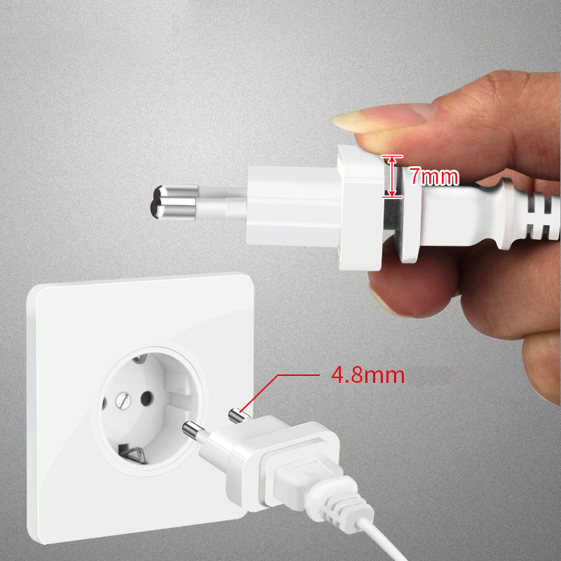 Ein Stecker mit 7mm und 4,8mm Maßen wird in eine weiße Steckdose gesteckt.