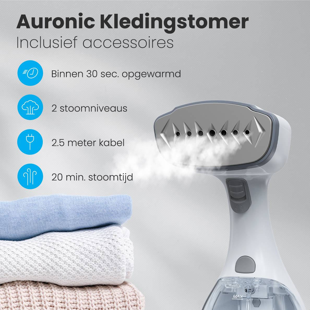 Ein weißer Handdampfer mit drei gestapelten Kleidungsstücken und Dampf.