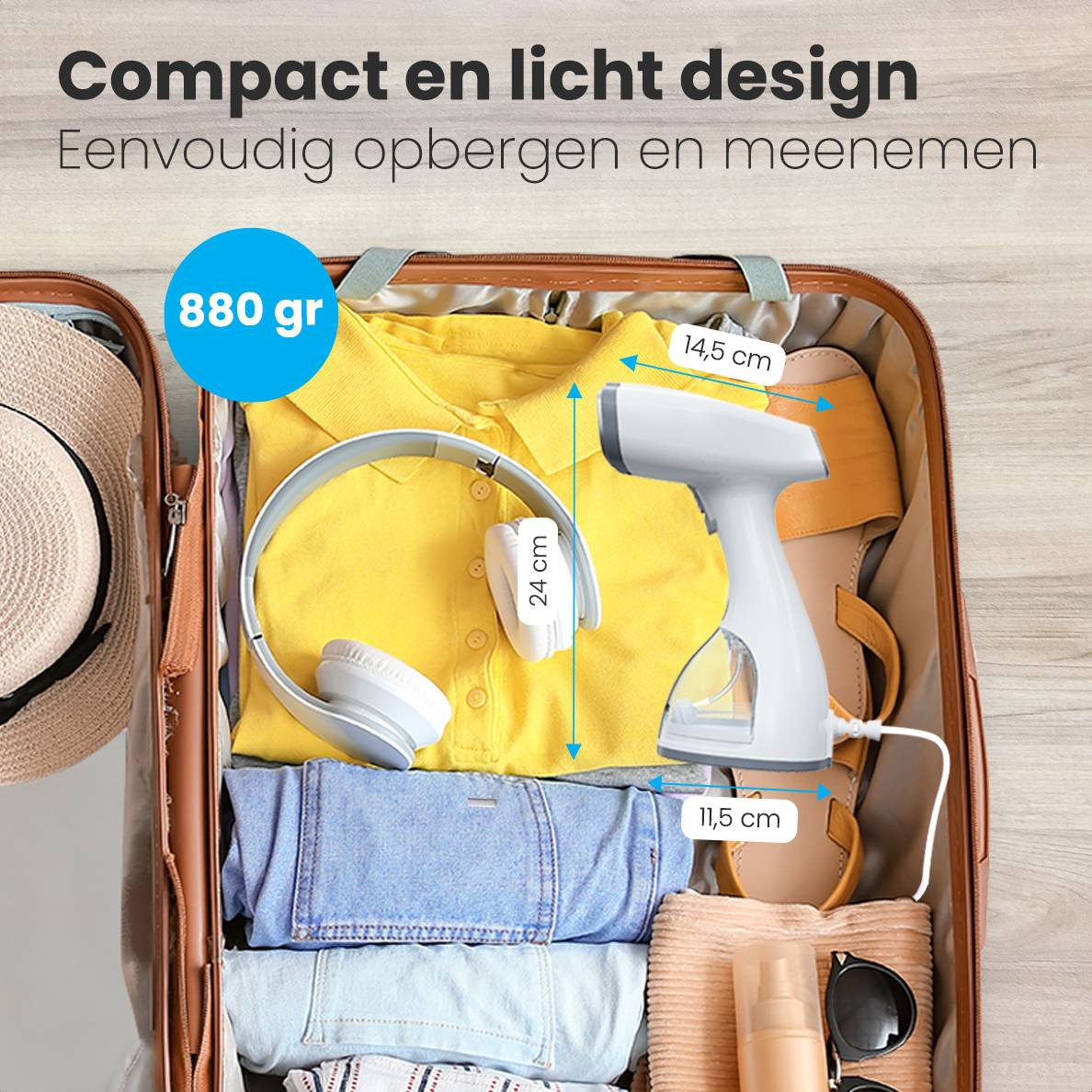 Ein Koffer ist gepackt mit Kleidung, Kopfhörern und einem Dampfglätter.