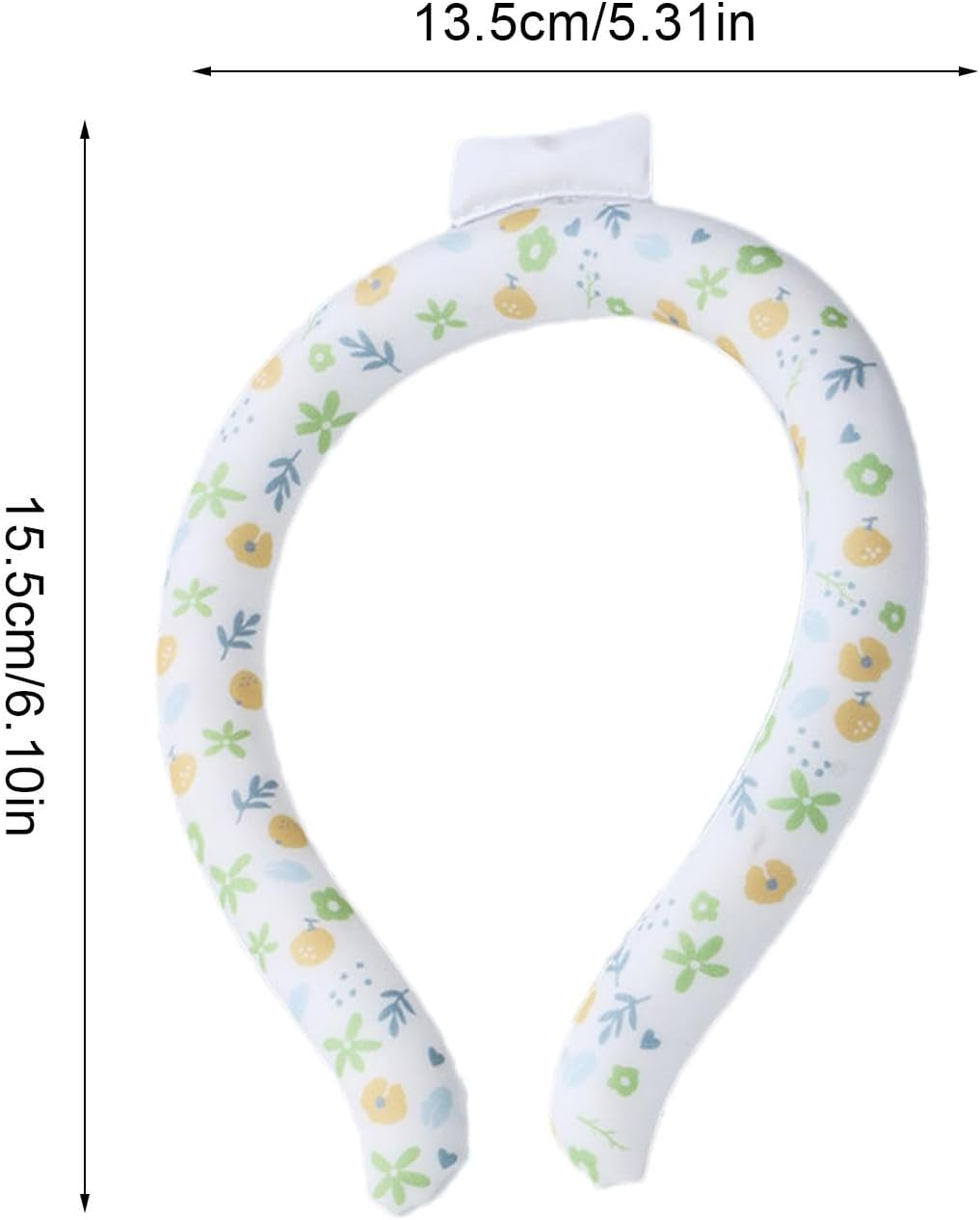 Ein weißes Nackenkissen mit Blumenmuster in Gelb und Grün.