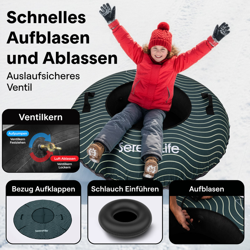 Ein Kind in roter Kleidung sitzt auf einem aufblasbaren Schlitten mit Streifen.