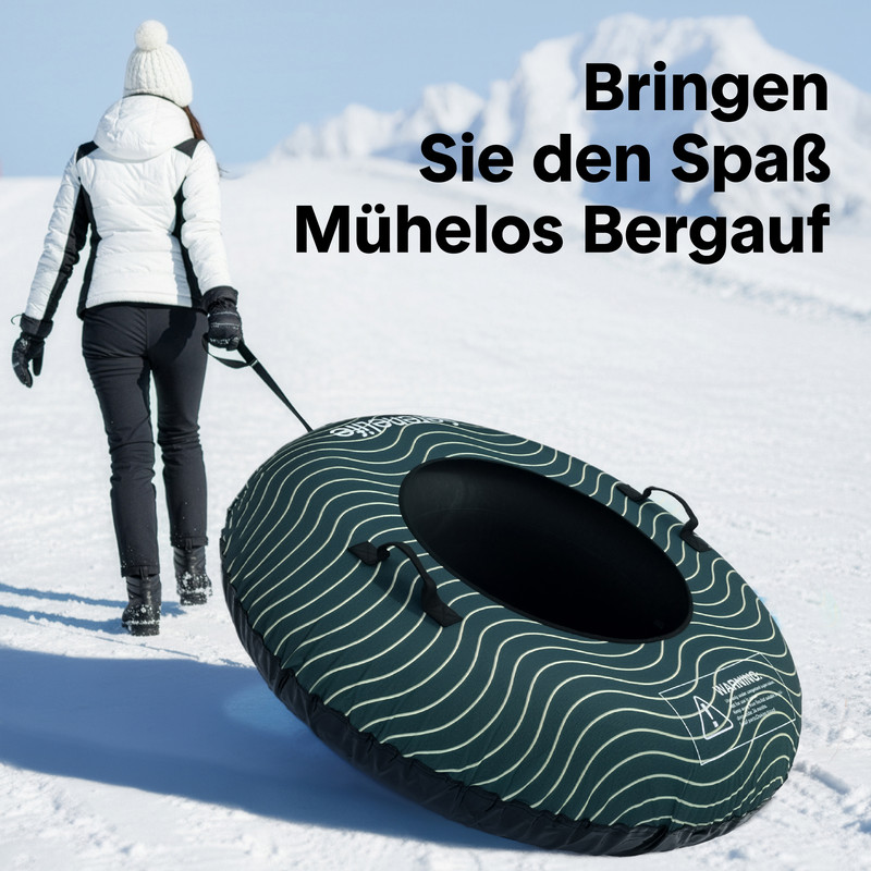 Eine Frau zieht einen aufblasbaren Schlitten auf verschneiter Piste.