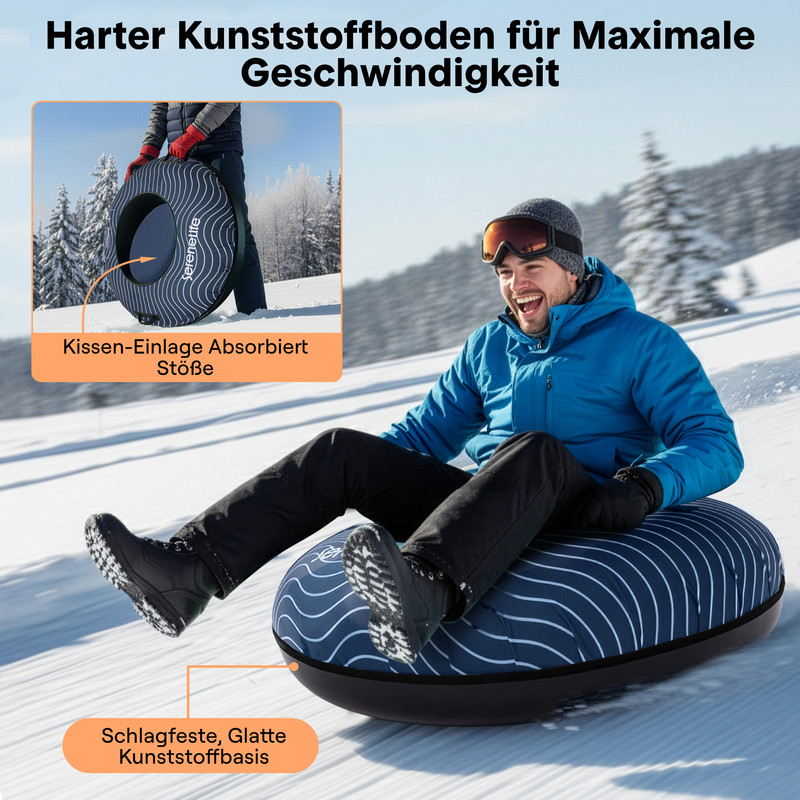 Mann fährt mit blau-weiß gestreiftem Schlauchboot einen schneebedeckten Hang hinunter.