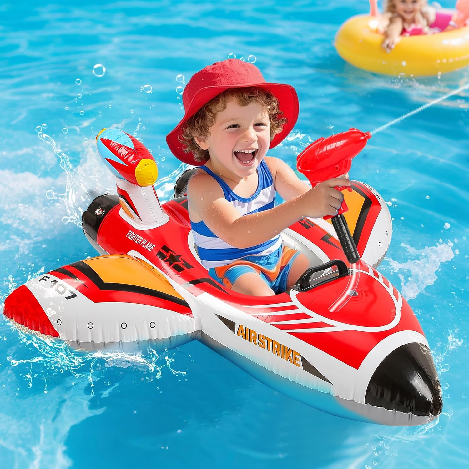 Ein Kind in einem Flugzeugschwimmring spritzt mit einer Wasserpistole in einem Pool.