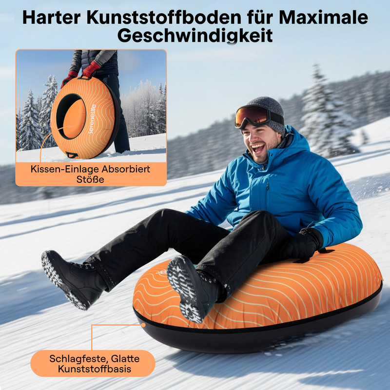 Ein Mann fährt einen orangefarbenen Schlitten einen schneebedeckten Hügel hinunter.