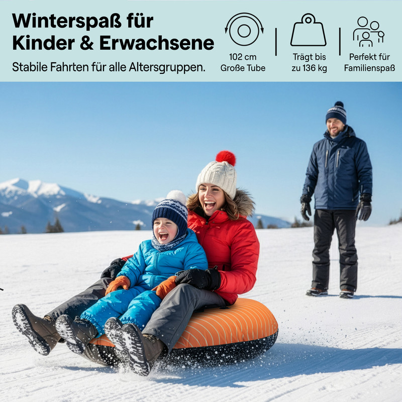 Eine Frau und ein Kind rodeln auf einem orangen Schlauch im Schnee, ein Mann steht im Hintergrund.