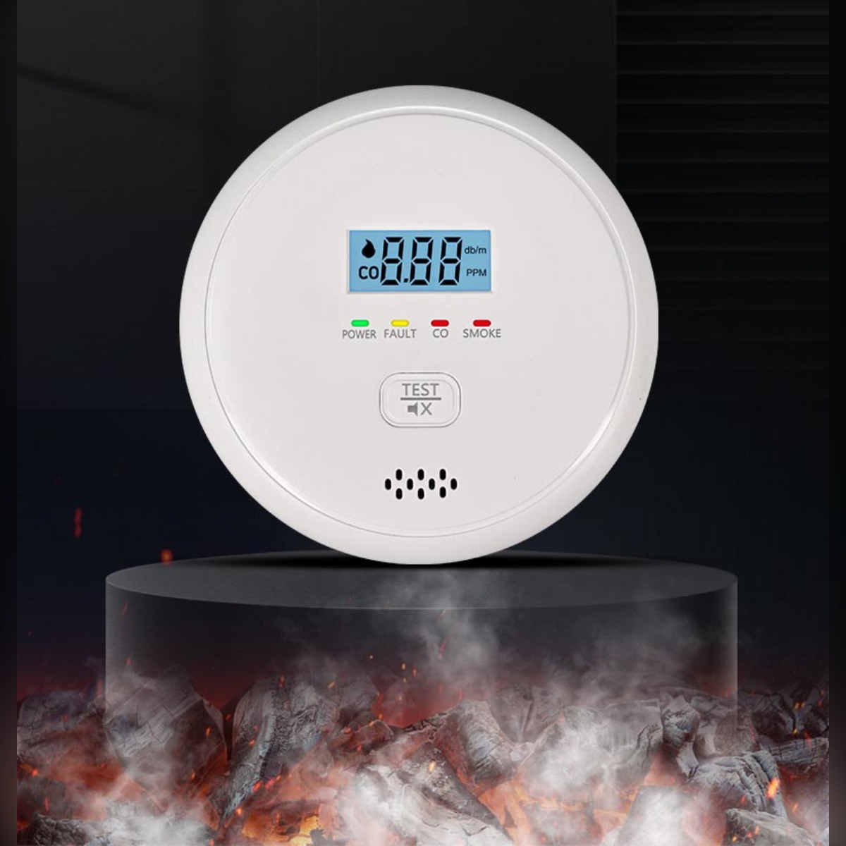 Weißer CO-Detektor mit Digitalanzeige, zeigt 0,00 PPM, auf schwarzem Ständer mit rauchigem Feuerhintergrund.