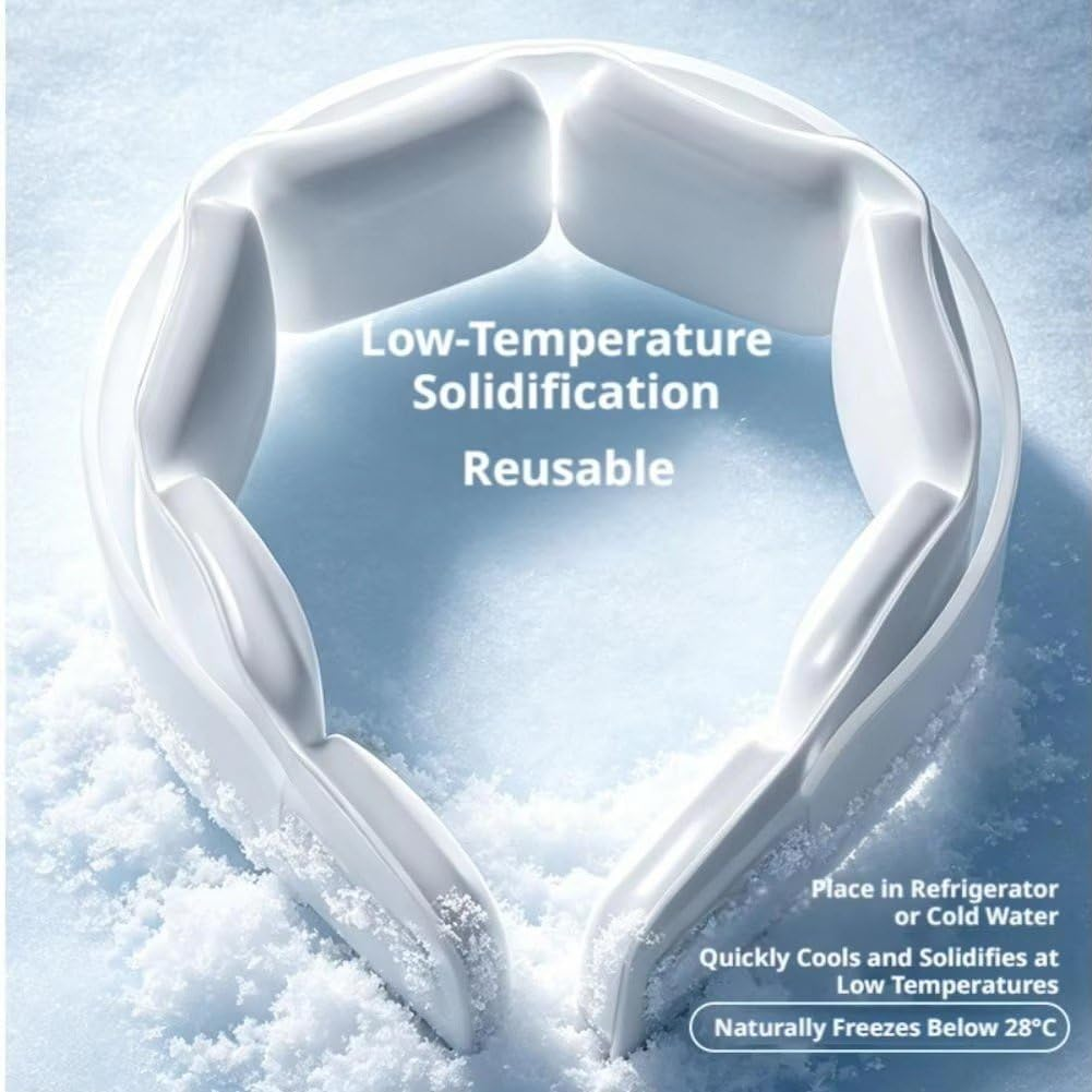 Ein weißes Kühlband liegt auf Schnee. Es ist wiederverwendbar und gefriert bei niedrigen Temperaturen.