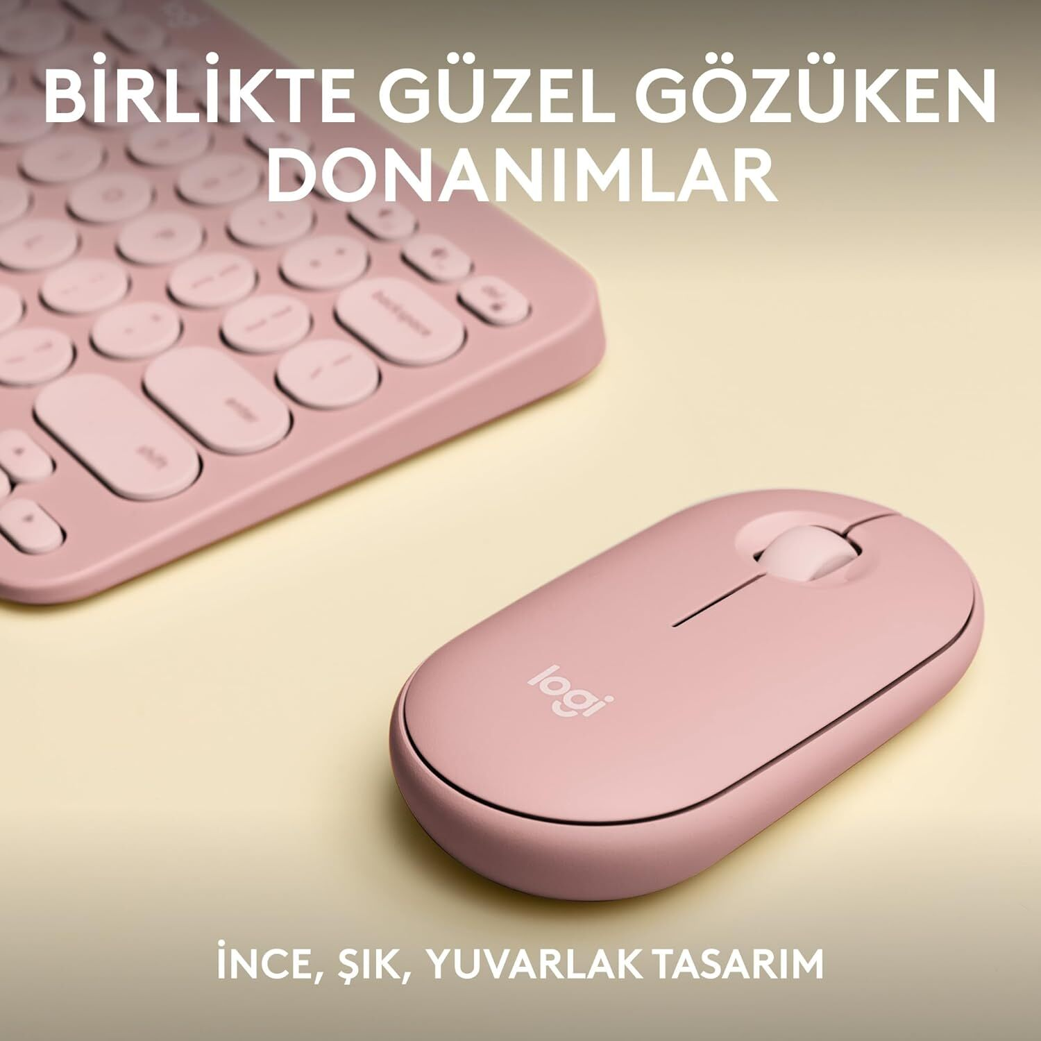 Açık renkli arka plan üzerinde pembe kablosuz bilgisayar faresi ve klavyesi.