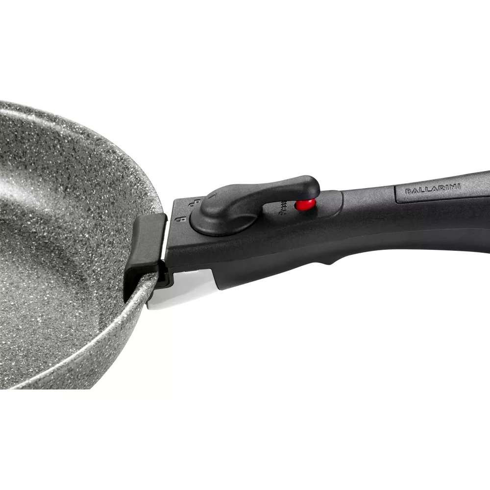 Pentola grigia con manico nero rimovibile e pulsante rosso. Marca BALLARINI.
