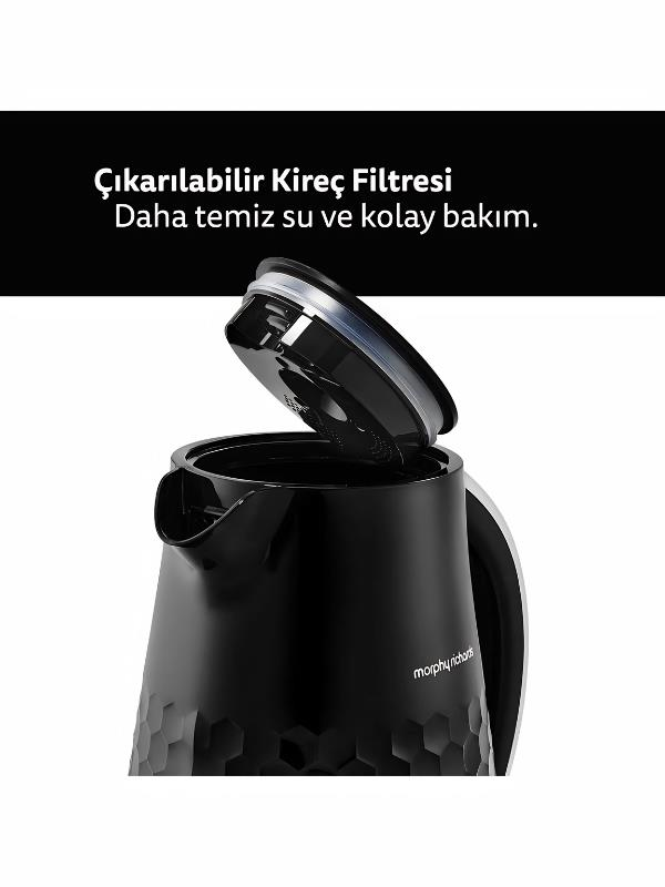 Açık kapaklı ve metinli siyah su ısıtıcısı.