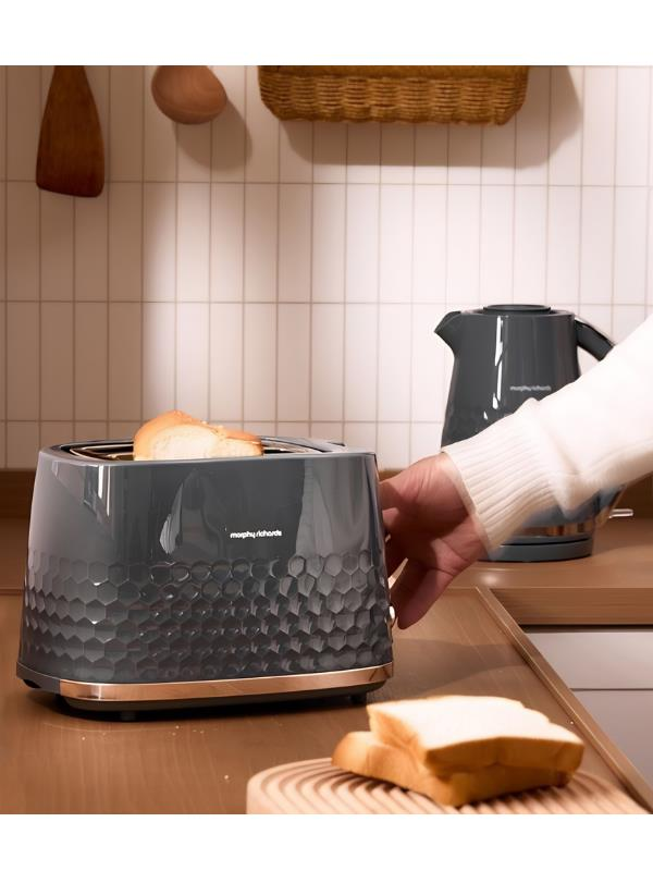 Bal peteği desenli gri tost makinesi ve ekmek dilimleri.