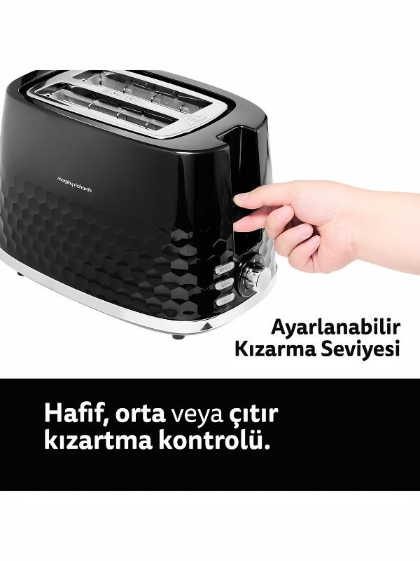 Bir elin kolu aşağı bastırdığı siyah bir tost makinesi.