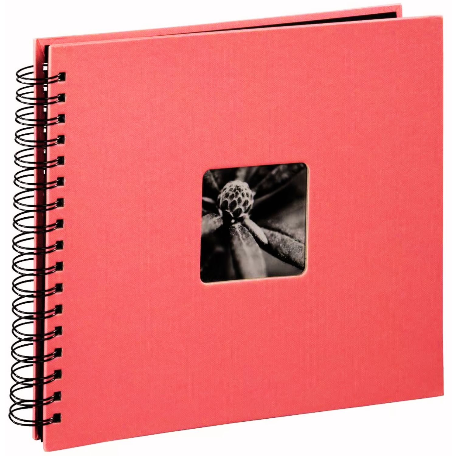 Un álbum rojo con espiral y ventana cuadrada que muestra una foto en blanco y negro.