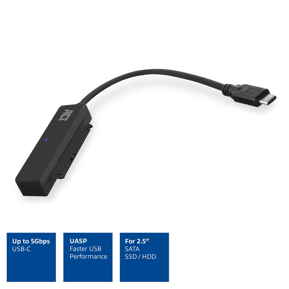 Adattatore USB-C a SATA nero con cavo e connettore USB-C.