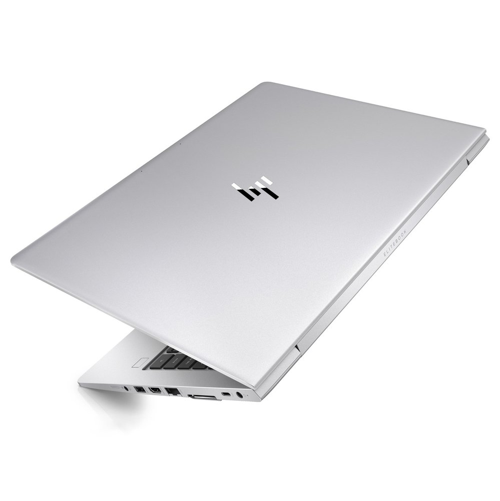 Un laptop argentato con il coperchio parzialmente aperto, logo sopra.
