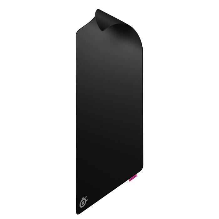 Tapis de souris noir avec un coin relevé. Logo en bas à gauche.