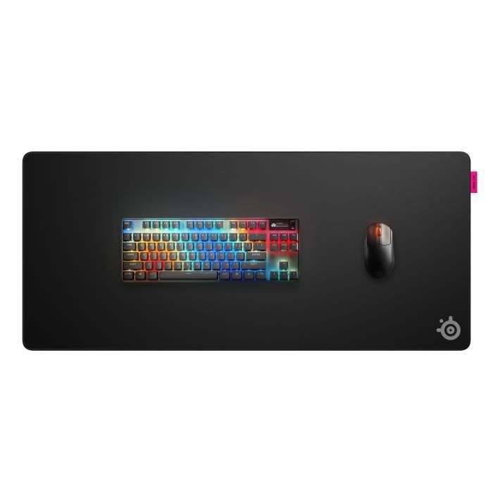 Tapis de souris noir avec clavier rétroéclairé et souris.