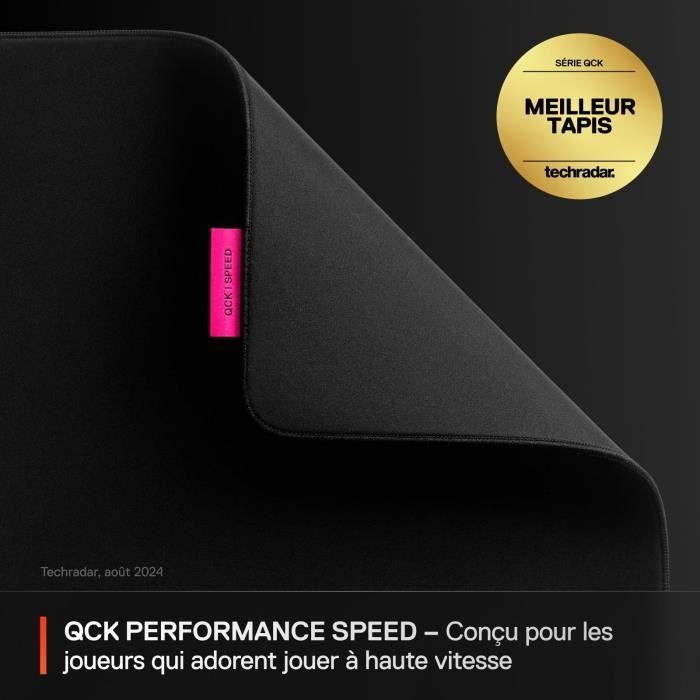 Tapis de souris noir avec étiquette rose 'QCK SPEED'. Prix d'or 'Meilleur tapis'.