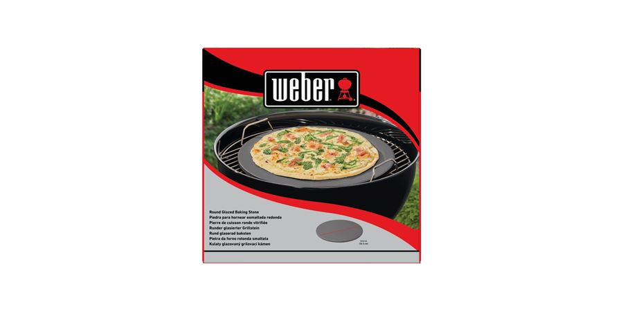 Üzerinde malzemeler olan yuvarlak pizza taşı bir ızgarada duruyor.