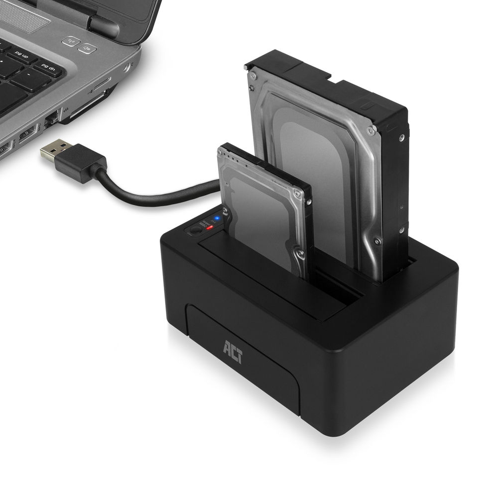Stazione docking nera per due hard disk collegata al laptop tramite USB.